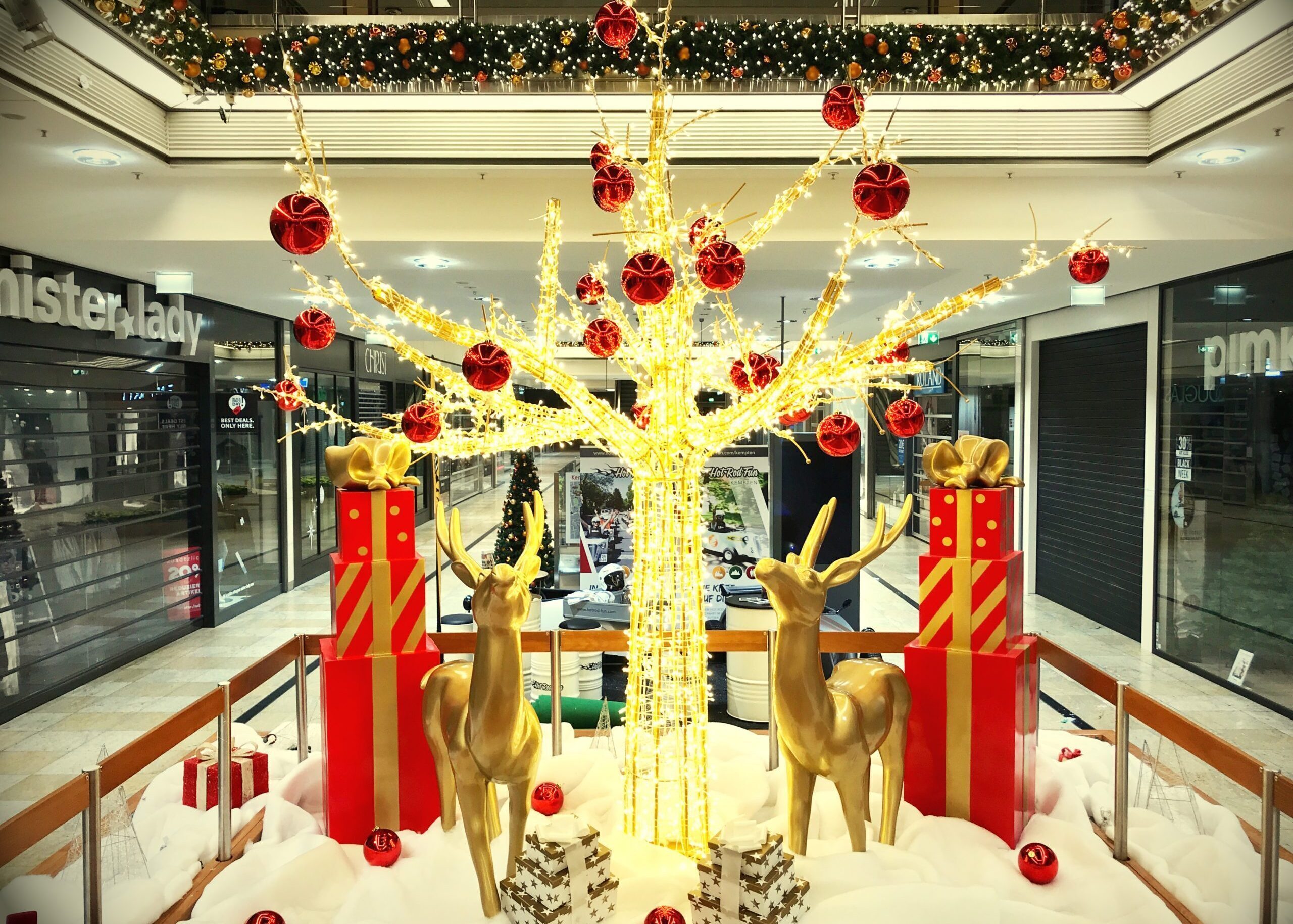 LED Baum und goldene Rentiere als Weihnachtsdeko