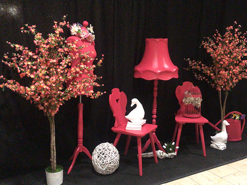 Leerstandsdekoration mit Stühlen und Lampe in pink