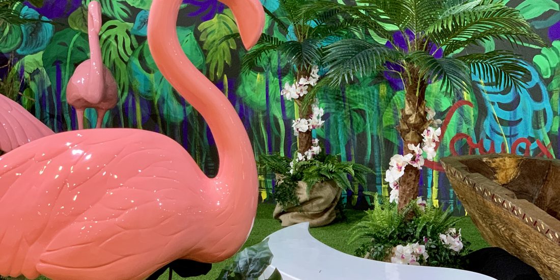 Dschungelthema mit Flamingos