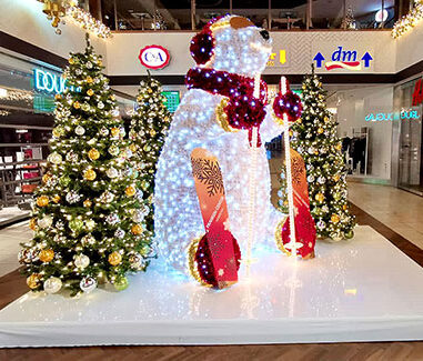 LED Eisbär als Groß-Dekoration im Shoppingcenter