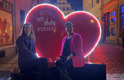 Pirna Citymanagement Dekoration für Shoppingnacht 2022 LED Herz We love Pirna